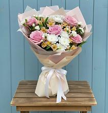 Букет цветов из:  Гвоздики, Орхидеи и Розы в Михалево