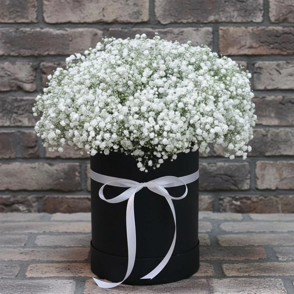 Цветочная композиция из Гипсофила в шляпной коробке в Михалево