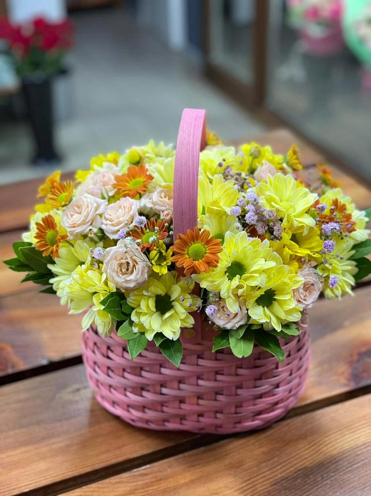 Цветочная композиция из Хризантемы и Розы в корзине в Михалево
