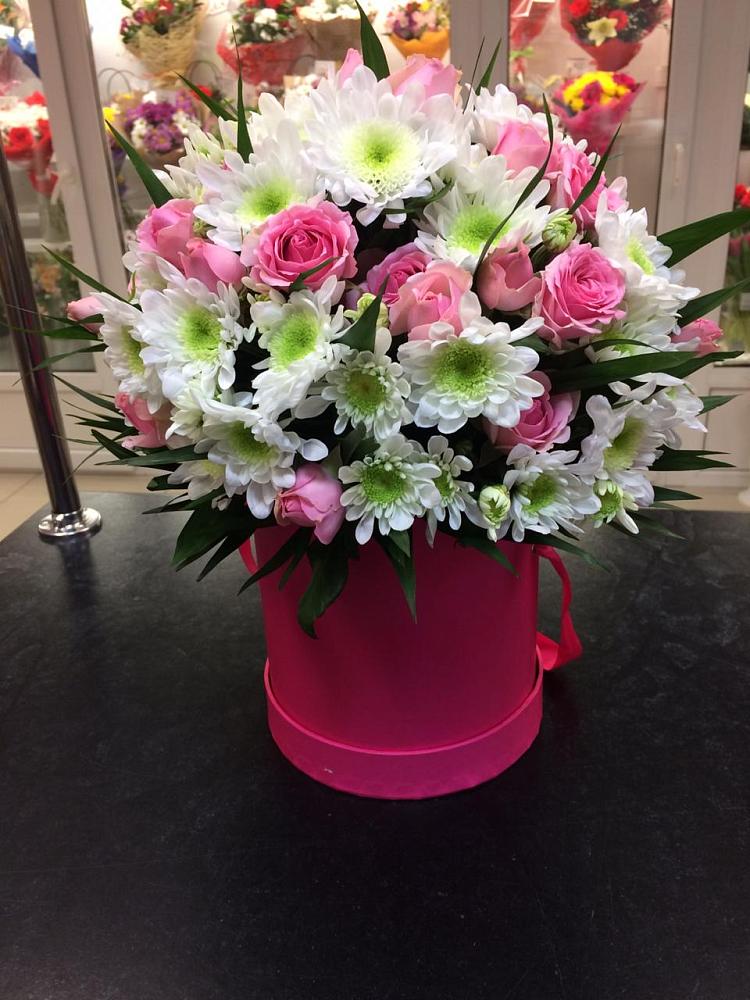 Цветочная композиция из Розы и Хризантемы в шляпной коробке в Михалево