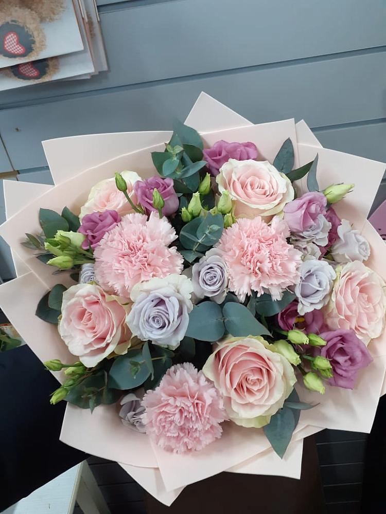 Букет цветов из: Розы, Гвоздики и Лизиантусы в Михалево