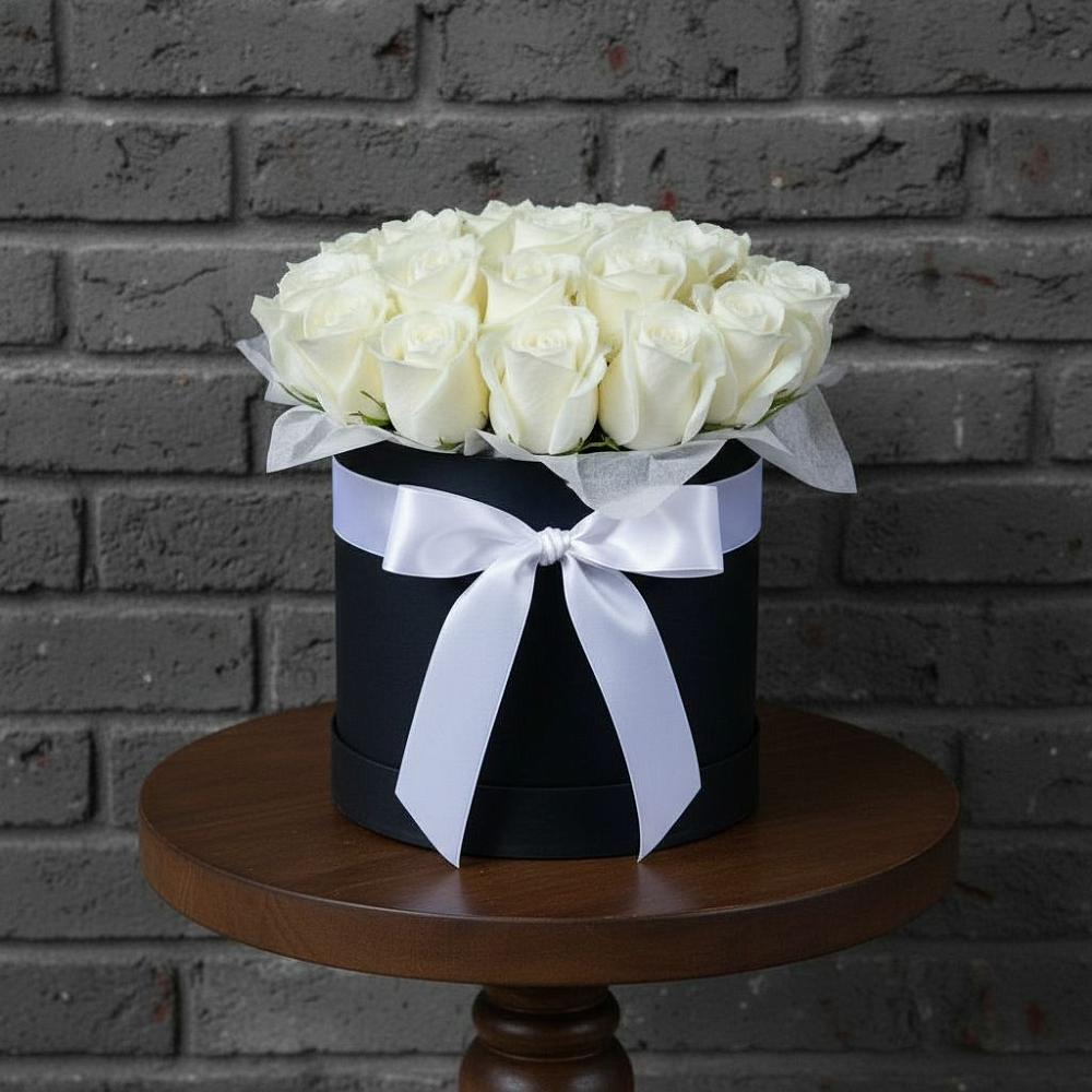 Цветочная композиция из Розы в шляпной коробке в Михалево