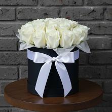 Цветочная композиция из Розы в шляпной коробке в Михалево